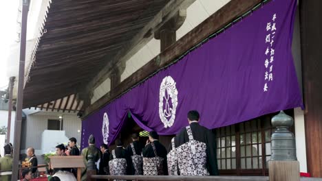 Los-Monjes-Y-Sacerdotes-Japoneses-Se-Preparan-Para-La-Ceremonia-Conmemorativa.