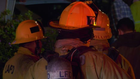 Los-Bomberos-Trabajan-Juntos-Para-Combatir-El-Incendio.