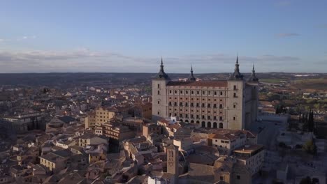 Disparo-De-Drone,-Camión-Salió-En-Movimiento-Lento-Al-Atardecer,-Sobre-La-Ciudad-Vieja-De-Toledo