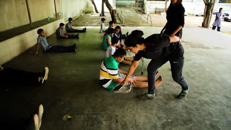 Plano-General-De-Muchos-Niños-Con-Retraso-Mental-Están-Haciendo-Ejercicios-Físicos-Que-Están-Siendo-Entrenados-Por-Entrenadores,-Derecho-A-La-Educación