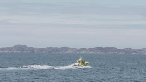 Gelbes-Boot,-Das-über-Gewässer-Fährt,-Mit-Grönländischer-Landschaft-Im-Hintergrund