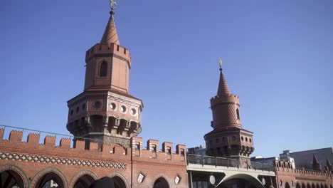 Un-Clip-Estético-De-Uno-De-Los-Edificios-Históricos-Más-Famosos-De-Berlín,-El-Oberbaumbrücke.