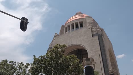 Tiro-Hacia-Arriba-Lejos-Del-Monumento-A-La-Revolución-En-La-Plaza-De-La-República.