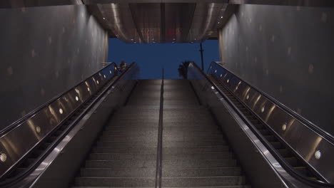 Toma-Panorámica-En-Cámara-Lenta-Hacia-Arriba-De-Una-Escalera-Mecánica-En-La-Estación-De-Metro-De-Hollywood-Blvd.