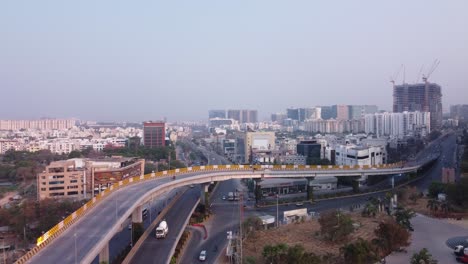 Toma-De-Drones-Del-Paso-Elevado-De-Biodiversidad-En-El-Distrito-Financiero-De-La-Ciudad-De-Alta-Tecnología-Y-El-Parque-Tecnológico-De-La-Ciudad-De-New-Hyderabad,-India