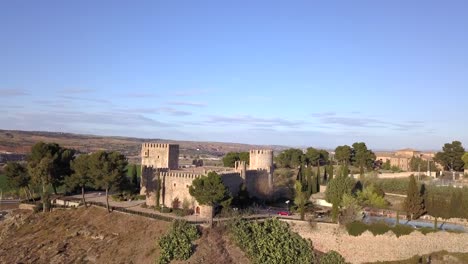 Disparo-De-Drone,-Movimiento-De-Camión-Hacia-Atrás-Desde-El-Albergo-Castillo-San-Servando