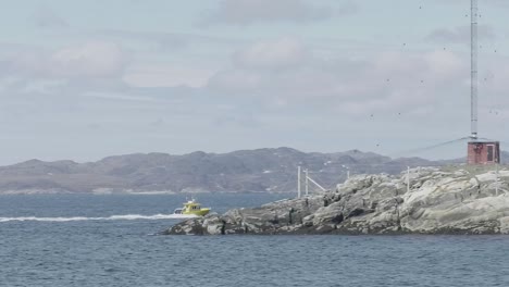 Gelbes-Boot,-Das-über-Gewässer-Fährt,-Mit-Grönländischer-Landschaft-Im-Hintergrund