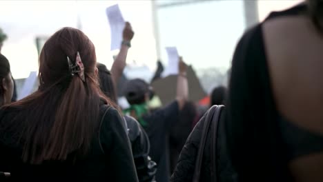 Frauen-Halten-Schilder-Und-Fahnen-In-Der-Hand,-Während-Sie-Während-Einer-Protestaktion-Zum-Internationalen-Frauentag-Marschieren