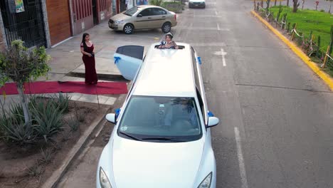 Vista-Aérea-De-Niñas-Subiéndose-A-Una-Limusina-Blanca-Y-Saliendo-Del-Techo-Durante-La-Celebración-De-Su-Cumpleaños