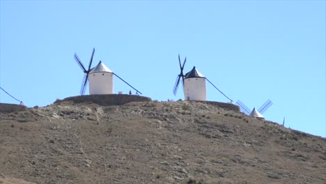 Camión-Dejó-Toma-De-Molinos-De-Viento-Españoles-Sobre-Una-Colina-Marrón-En-Consuegra