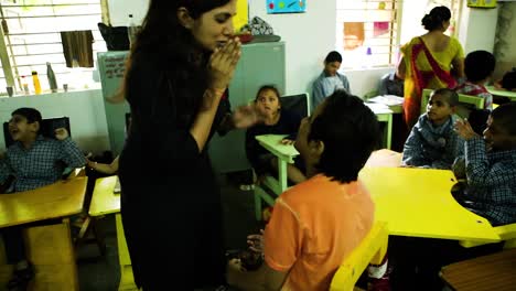 Los-Maestros-Le-Dicen-Al-Oído-A-Un-Niño-En-Una-Escuela-De-Una-ONG-De-Trastornos-Mentales-Algo-Secreto-Que-Lo-Hace-Feliz,-Derecho-A-La-Educación.