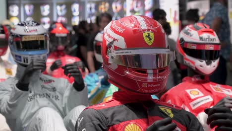 Maniquíes-Vestidos-Con-Trajes-De-Carreras-Destacan-La-Evolución-Del-Deporte-F1-Y-La-Seguridad-A-Través-Del-Tiempo-Durante-La-Primera-Exhibición-Oficial-De-Fórmula-1-Del-Mundo-En-Ifema-Madrid-En-España.