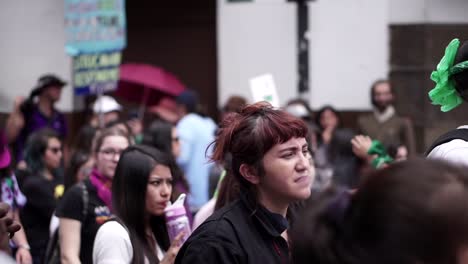 Un-Gran-Grupo-De-Mujeres-Con-Carteles-Y-Banderas-Marchan-Mientras-Cantan-Durante-Una-Protesta-Contra-La-Violencia-Y-El-Abuso-Hacia-Las-Mujeres.