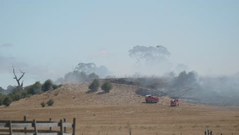 Helicóptero-Arrojando-Agua-De-La-Presa-Sobre-Un-Incendio-Forestal-En-El-País-De-Victoria