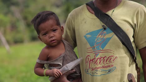 Hombre-Que-Sostiene-Niño-Pequeño-Asia-Indegionus-Gente-Escarabajo-Asiático-Pueblo-Salvaje-étnico-Papá-Pobreza-No-Alcanzada