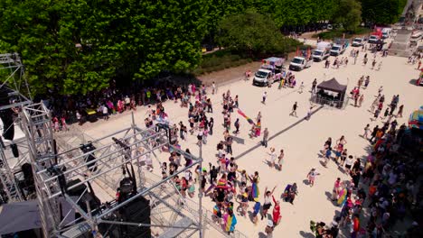 Toma-Aérea-Sobre-Manifestantes-Lgbtq-Bailando-En-El-Parque-En-Un-Grupo