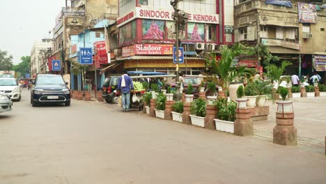 Tráfico-En-La-Calle-Del-Recientemente-Desarrollado-Chandni-Chowk-Con-Señales-De-Tráfico-Inteligentes,-Vieja-Delhi,-India