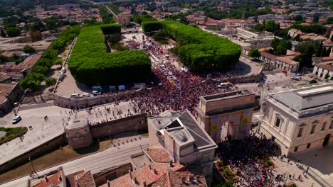 Luftaufnahme-Einer-Großen-Menschenmenge-Protestierender-Gay-Pride-Demonstranten