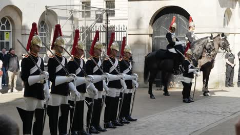 Guardias-De-Londres-En-Una-Fila-Esperando-Los-Próximos-Pasos