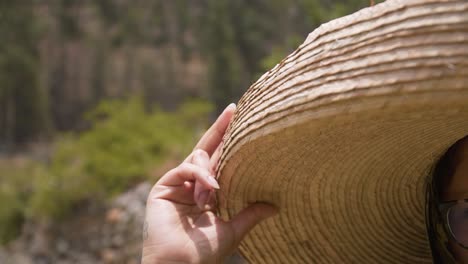 Foto-Macro-De-Una-Mujer-Moviendo-Su-Mano-Alrededor-De-Un-Gran-Sombrero-Mexicano,-Obrajillo,-Perú