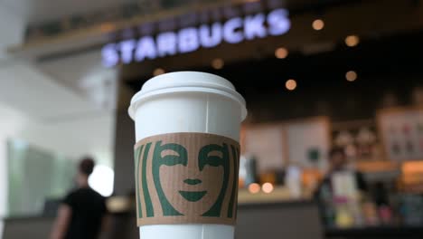 Im-Amerikanischen-Multinationalen-Kaffeemarkengeschäft-Ist-Ein-Starbucks-Kaffee-Pappbecher-Zu-Sehen