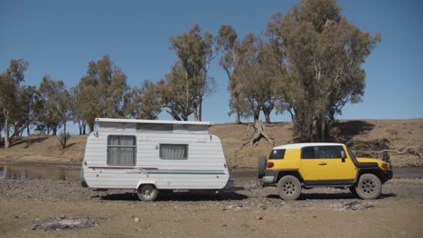 Coche-Amarillo-Con-Caravana-Acampando-En-La-Reserva-De-Ponto-Falls.