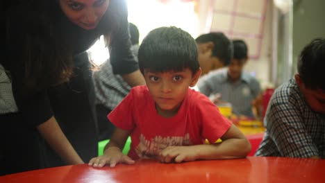 Los-Niños-Pequeños-Disfrutan-De-La-Merienda-En-La-Escuela-De-La-ONG-De-Trastornos-Mentales,-Derecho-A-La-Educación.