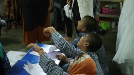 La-Cámara-Se-Desplaza-Hacia-El-Aula-De-Una-Escuela-De-Una-ONG-Donde-Los-Niños-Se-Portan-Bien-Y-Le-Enseñan-Al-Maestro-El-Derecho-A-La-Educación.