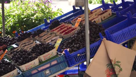 Menschen-Kaufen-Kirschen-Auf-Dem-Obstmarkt