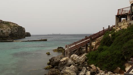 Blick-Auf-Die-Ankerbucht-Von-Popeye-Village-Mit-Frachtschiffen-Im-Hintergrund