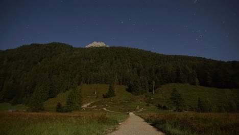 Sterne,-Die-Sich-Nachts-über-Den-Berg-In-St.-Bewegen