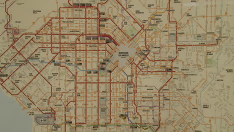 Alejando-La-Imagen-Del-Mapa-De-Las-Líneas-De-Metro-Del-Centro-De-Los-Ángeles-Mostradas-En-La-Estación-Union