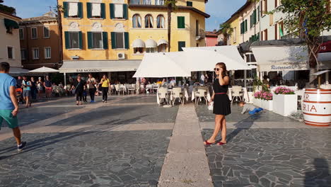 Mujer-Posando-Para-Una-Foto-En-Sirmione,-En-El-Lago-De-Garda,-Al-Norte-De-Italia,-En-Una-Tarde-Soleada-De-Septiembre.