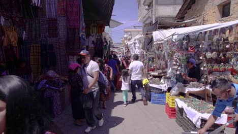 Indígenas-Caminando-Por-El-Mercado-Chichi-En-Guatemala.