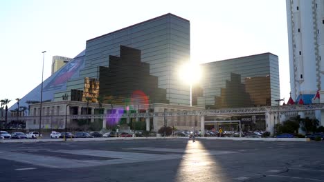 Sunset-peaking-through-Luxor-hotel-in-Las-Vegas