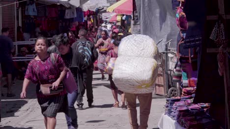 Ureinwohner-Gehen-Durch-Den-Chichi-Markt-In-Guatemala