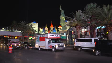 Coches-Pasando-La-Estatua-De-La-Libertad-En-El-Strip-De-Las-Vegas-Por-La-Noche