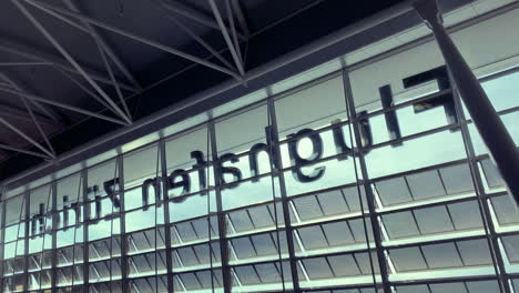 Zurich-Aiport-Airsidecenter-waiting-hall,-moderne-architecture