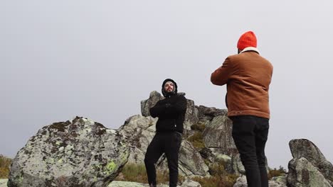 Mann,-Der-An-Einem-Kalten,-Nebligen-Tag-Ein-Foto-Von-Seinem-Freund-Auf-Einem-Berg-Im-Nationalpark-Serra-Da-Estrela-Macht