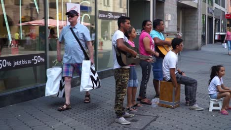 Familia-Latina-Tocando-Música-En-La-Calle