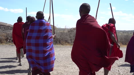 Maasai-Stammmännchen-Mit-Stöcken-Tanzen-Im-Dorffeld