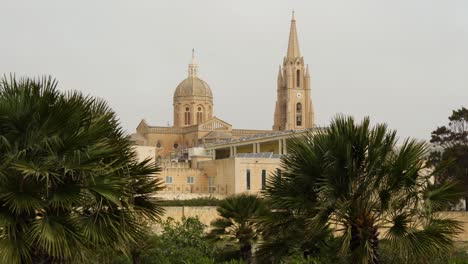 Iglesia-Parroquial-De-Ghajnsielem-Detrás-De-Las-Palmeras