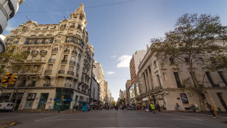 Zeitraffer-Der-Hauptstraße-Von-Montevideo,-Ende-Der-Sperrung-Von-Covid19,-Juni