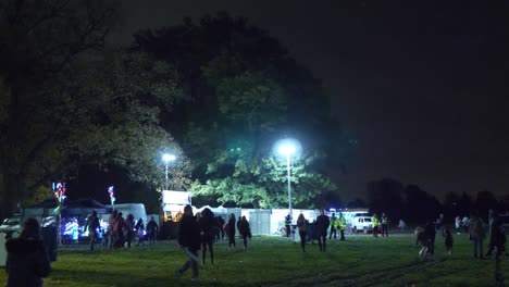 Una-Multitud-Mirando-El-Escenario-De-Los-Fuegos-Artificiales-De-Watford.