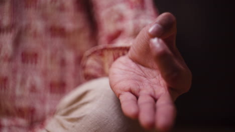 Un-Primer-Plano-De-Muñeca-De-Derecha-A-Izquierda-De-Una-Mano-En-Posición-Jnana-Mudra-Durante-La-Meditación