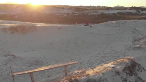 De-Vacaciones-En-La-Playa-De-Arena-De-Santinho-Junto-A-La-Vegetación-En-La-Hora-Mágica-Dorada