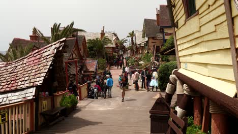 Touristen,-Die-An-Einem-Windigen-Tag-Auf-Der-Straße-In-Popeye-Village-Spazieren