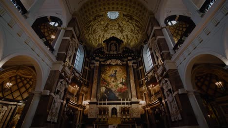 Techo-Adornado-De-La-Iglesia-Barroca-Borromeo,-Inclinado-Hacia-El-Altar-Dorado