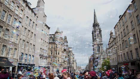 Pompas-De-Jabón-Vuelan-Por-Edimburgo-Y-Deleitan-A-Los-Turistas.