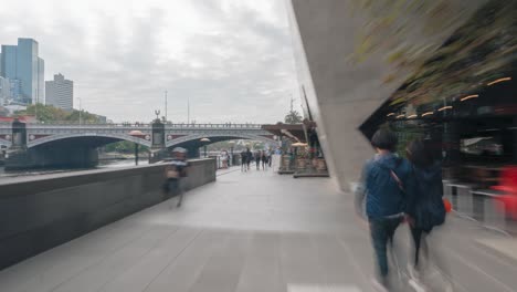 Timelapse-En-Movimiento-A-Través-De-Southbank-Melbourne,-Australia